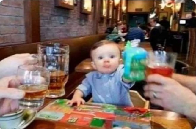 memesdavidaofc's tweet photo. Quando você não bebe álcool mas gosta do tumulto https://t.co/f5LyWy2Fhm