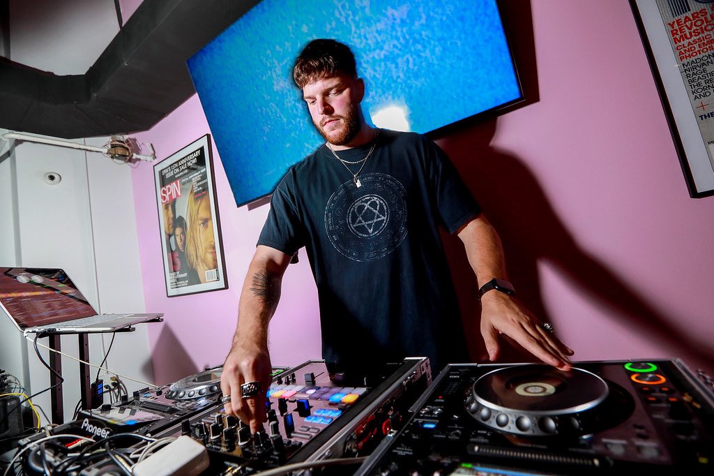 SPIN's tweet image. What a night! 
Photos from Friday night at @27clubcoffee. The party + art gallery was hosted by @machinegunkelly,  @stand_together and SPIN to benefit @RiseRecoverLive ❤️‍🔥, a charity focused on addiction recovery &amp;amp; sober active community.