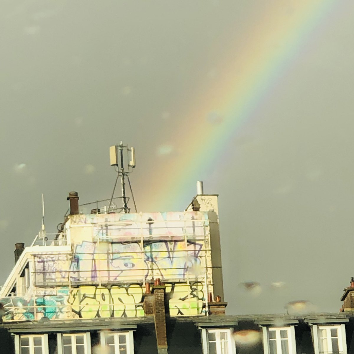 _ktrine_'s tweet photo. Effet d optique en plein Paris aujourd’hui #meteo #rainbow https://t.co/CixG2NMzlW
