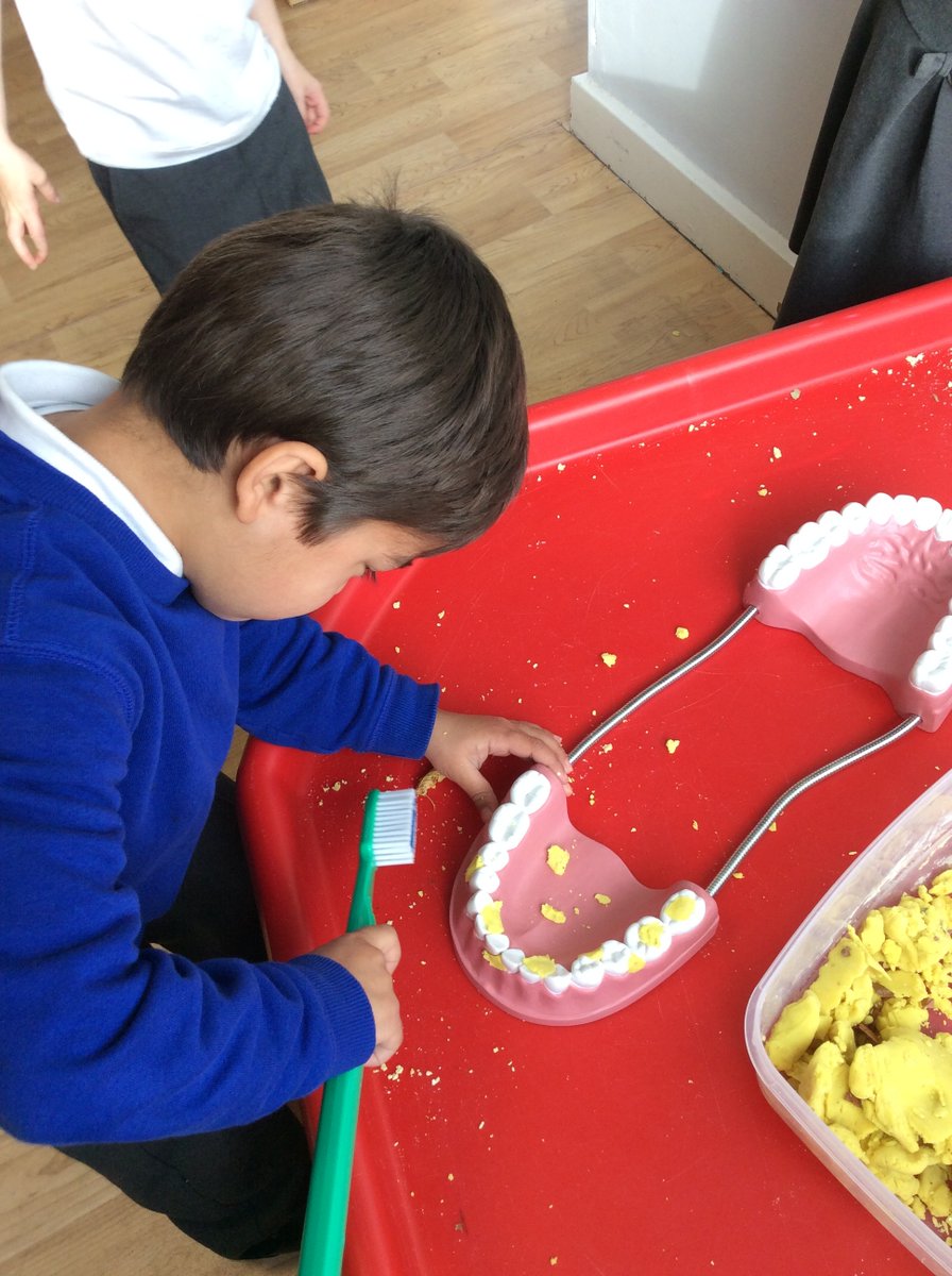 SchoolWoodfield's tweet photo. Class 1 learnt how to keep their teeth clean and healthy. A demonstration and a quick timer on the carpet to show how long two minutes is when brushing #teeth. They took the 'giant teeth' to the play dough area and practised their #toothbrushing skills! #woodfield #eyfs #ks1 https://t.co/kXu1xkeegC