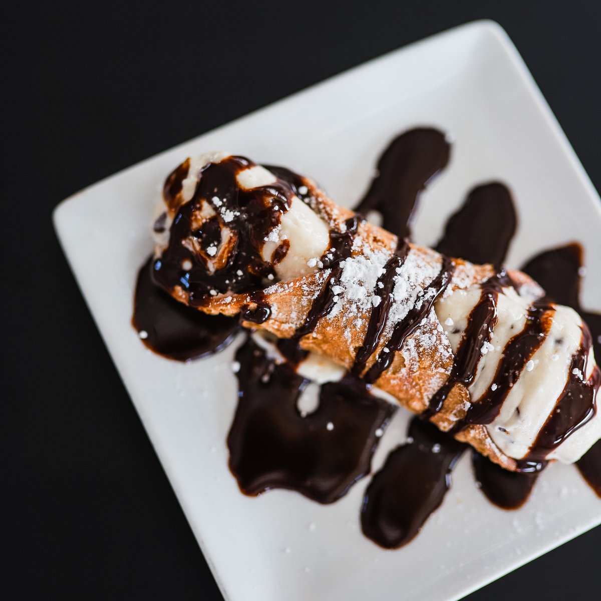 rosatisatl's tweet photo. Sweets treat + trivia at Rosati's. 😍 Stop by after work, sit down for a 'za, some drinks and cannolis, and take your best shot at Trivia Night — starting at 7PM! 🙌🏼 #RosatisATL https://t.co/2YpnDIvj8T