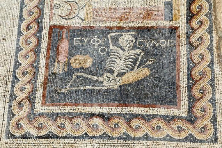 DrJEBall's tweet photo. A mosaic discovered in the ancient city of Antioch (Turkey), depicting a reclining skeleton holding a drink, with bread &amp; a wine amphora nearby, alongside a Greek inscription reading "Be cheerful, enjoy life".

Dated C3rd BC #MosaicMonday #DayOfTheDead  (📷 AA) https://t.co/GZk3JYaW10