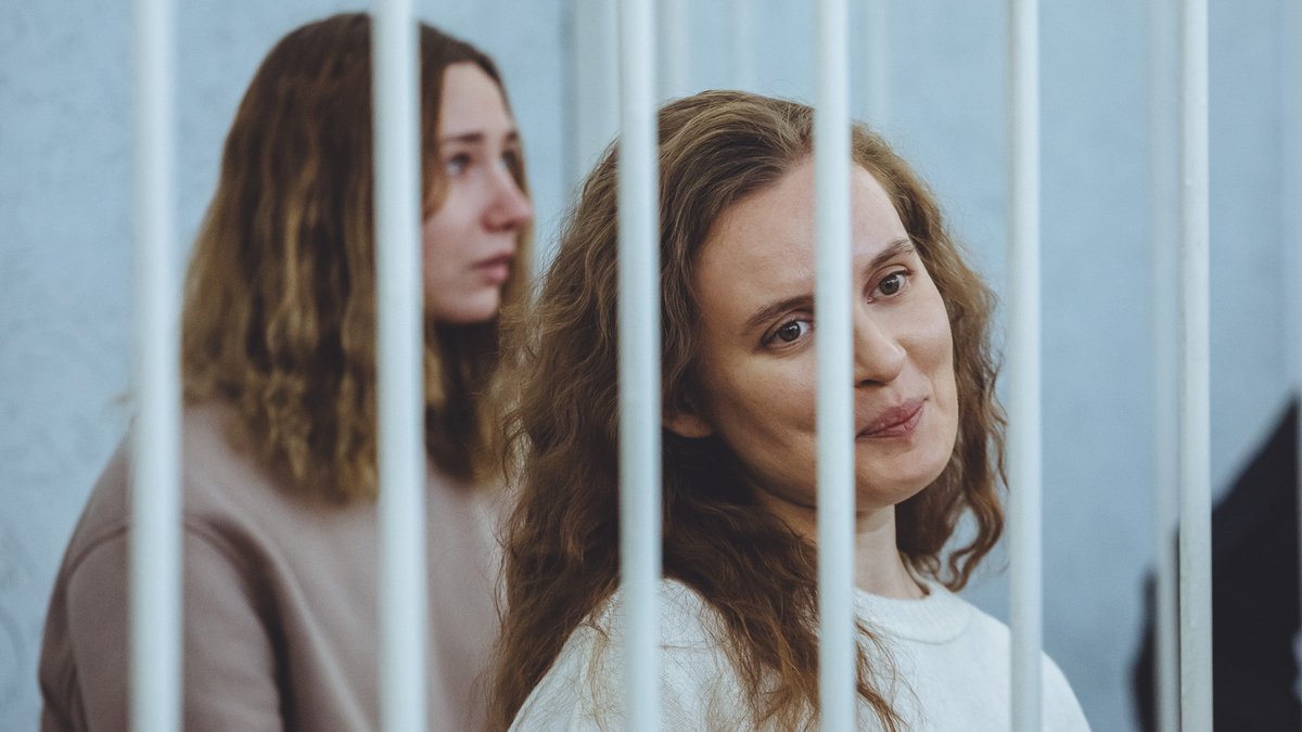 Belsat_Eng's tweet photo. Free Media Awards 2021 go to jailed #Belsat'ters Katsyaryna #Andreyeva, Darya #Chultsova, other #Belarus journos. Awarding ceremony has started at 5 pm; our rep is to receive award on behalf of colleagues who have been behind bars nearly a year (+video) https://t.co/CAP2RBy5Yk https://t.co/dsjTXtif76