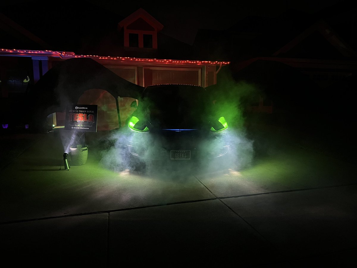 jenstreet's tweet photo. Love this pic from last night. #toothlesstesla #tesla #model3 #toothless https://t.co/rjfqYD0N5g