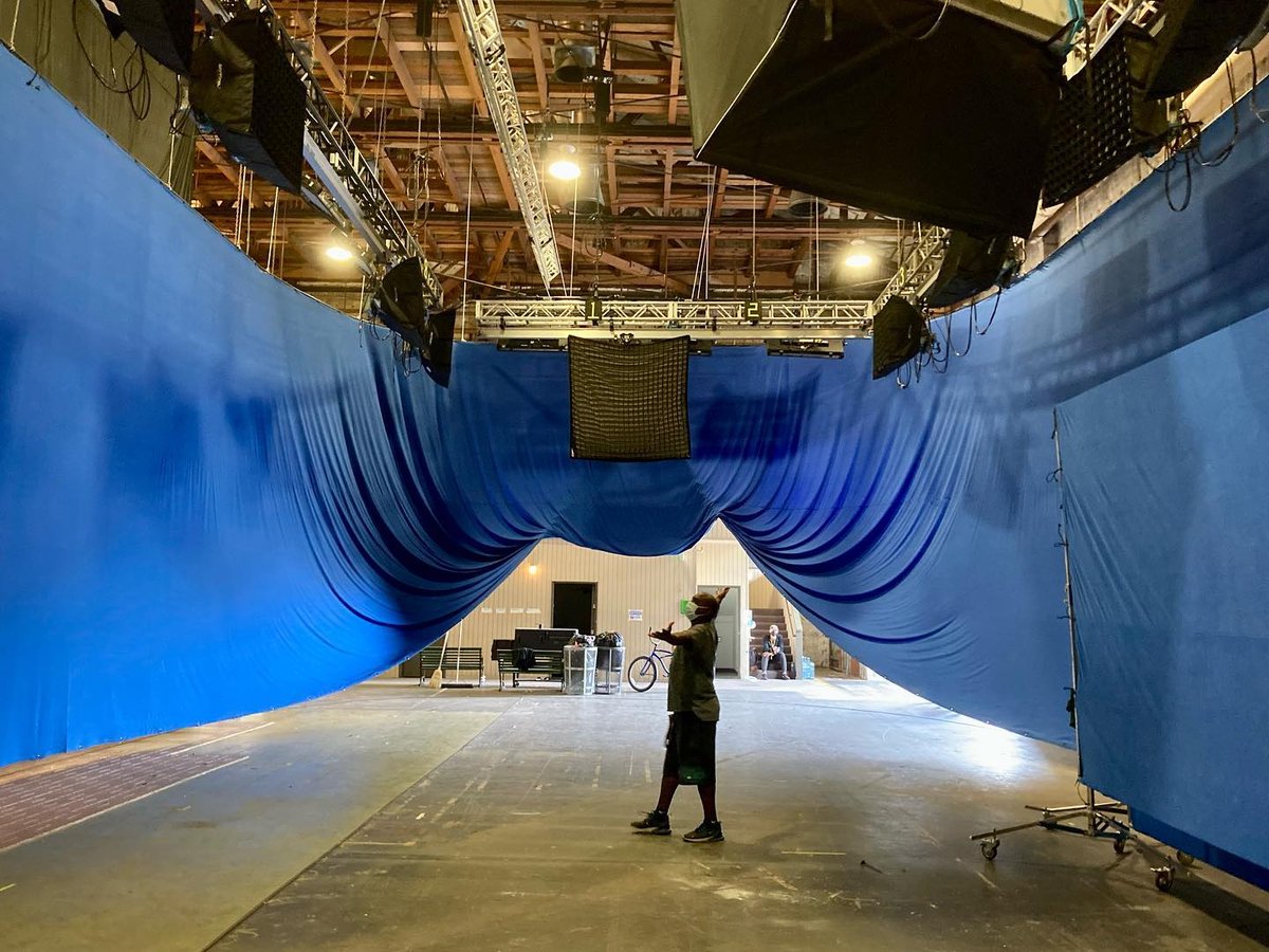 SNAPBAGS #Skypanels and #bluescreen 📷 @greenlitlighting Big thanks to our #rigginggaffer, Wes Bell (@wesbell3000) for creating our blue void for some driving work DP: @cinesmith LP: @ivanshoes #arri #iatselocal728 #setlighting #dopchoicesnapbag #filmlighting #cinematography