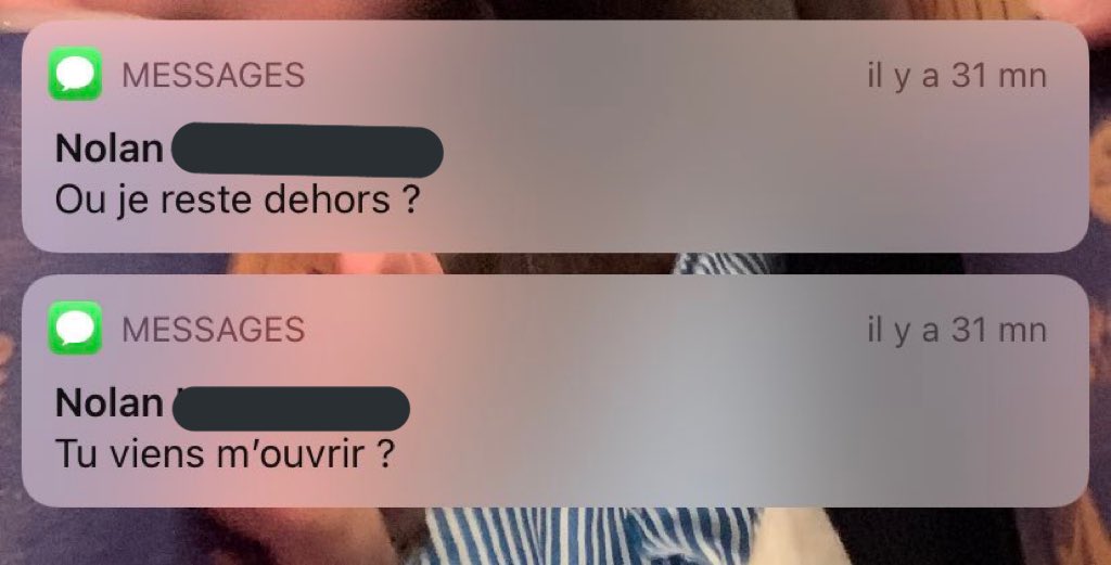 personne : 

mon chat derrière la baie vitrée :