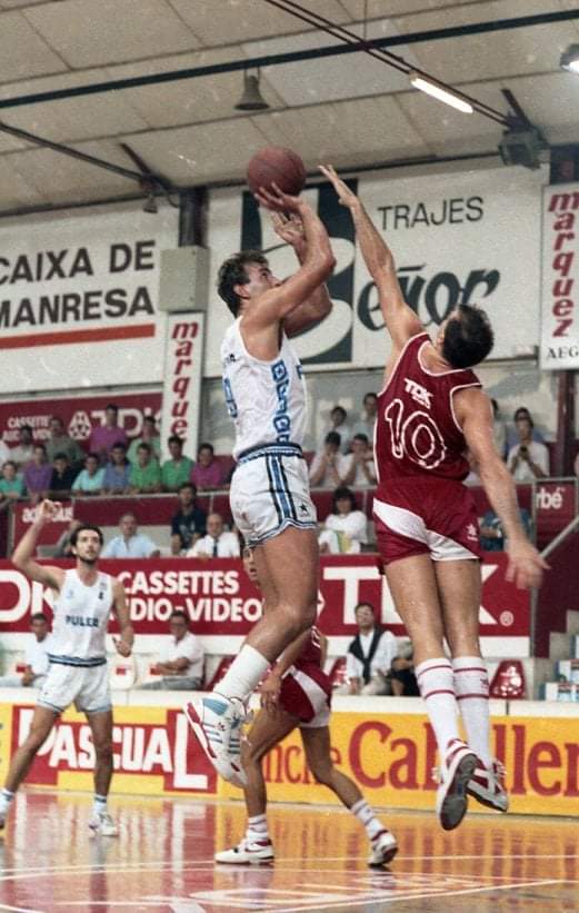 DeporteVintage's tweet image. Los ya malogrados #MattWhite &amp;amp; #PepPujolras más #GoranGrbovic 1989/90 #TDK 🆚 #Puleva 
📸 Archivo Fornies