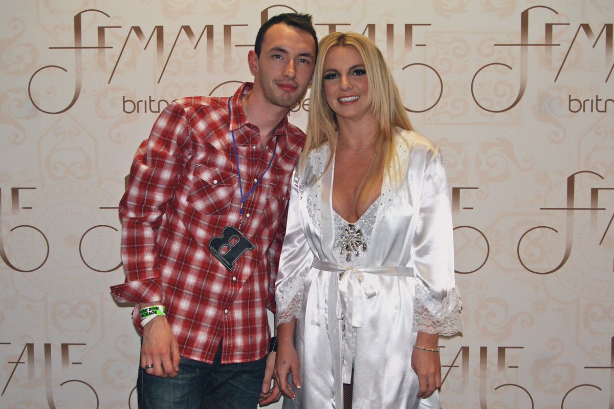 Angelus_78's tweet photo. 10.27.2011 😊🥰 10 YEARS ! BEST DAY EVER ♥️♥️♥️ @britneyspears thanks for everything. So proud to be fan since the beginning. You saved my life. I LOVE U. THANX TO MY BEST FRIENDS for having sharing this night. @Annie_Criminal @Jey_Bs @bertille02 ♥️ And THANKS @FeliciaCulotta 🙏🏻 https://t.co/GzmF3hyCQZ