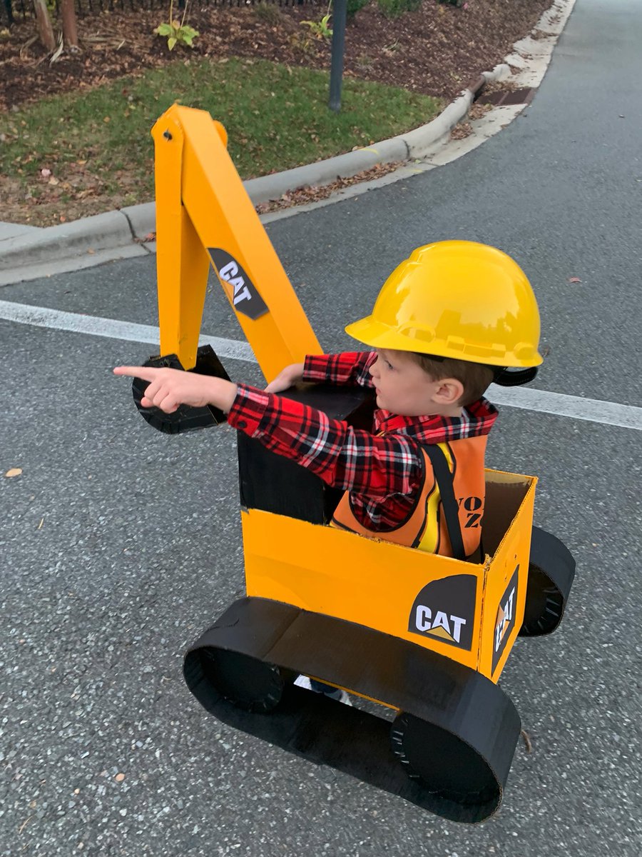HungryToTravel's tweet photo. @CaterpillarInc - your biggest fan got to be his favorite thing for Halloween! #excavator #halloween #costume #CAT https://t.co/Zi0LO21iVe