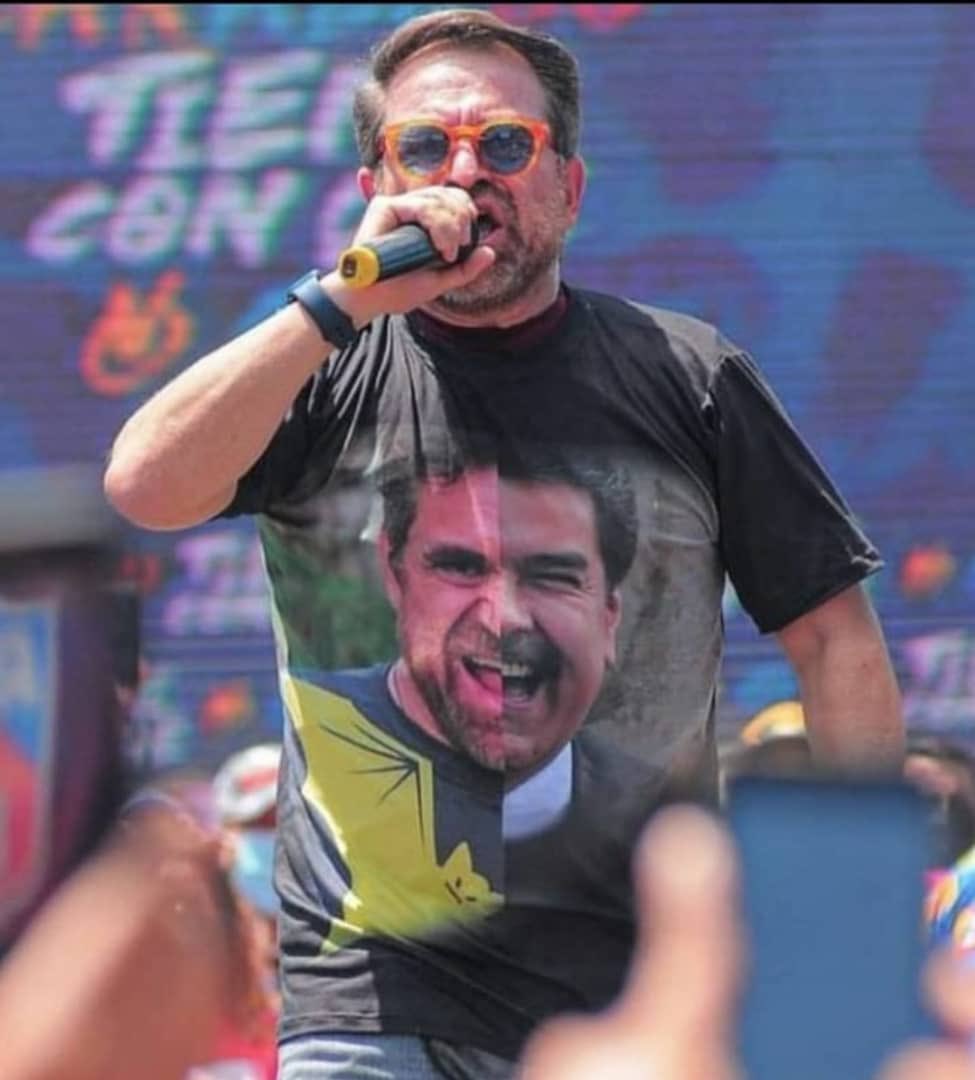juanjcabrerap's tweet photo. Por más que se tongoneen, se les termina viendo el bojote. Después de jurarle lealtad a Chávez y a Maduro, hoy quieren disimularlo tímidamente. Pertenecen al mismo grupo de los chavomaduristas: sancionados, incapaces y devastadores. Son las dos caras de una misma moneda. https://t.co/4xfD1P5EQR