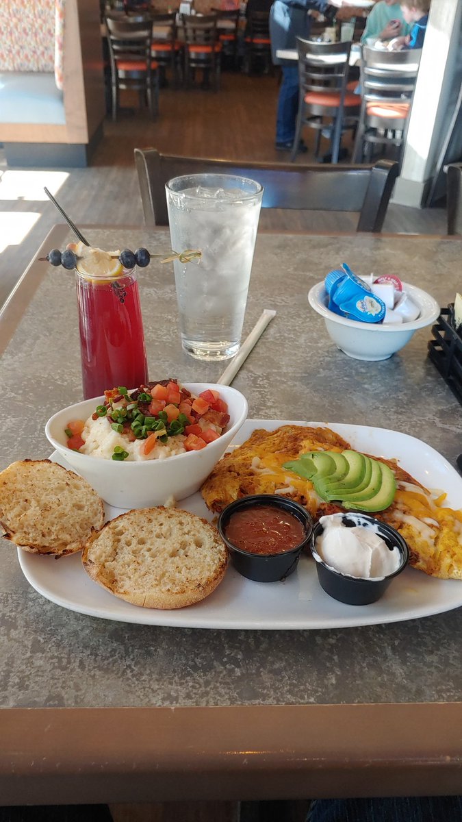 WakandanKing's tweet photo. Omelette, Grits, Lemon Blueberry Mimosa #breffas #anotherbrokeneggcafe https://t.co/4KbaEAM5P1