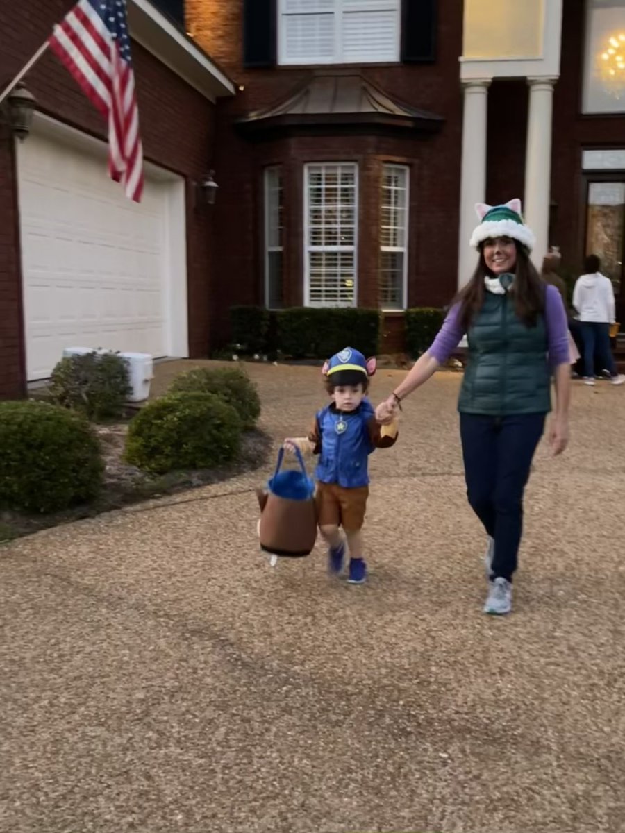 cherishlombard's tweet photo. No job’s too big, no pup’s too small!
Paw Patrol, we’re on a roll! 🐾
So here we go—Happy Halloween!
#pawpatrol #halloweencostume #costume #matchingcostumes #matching #matchingoutfits #happyhalloween #halloween #halloween2021 #familyphotos #chase #skye #marshall #rocky #everest https://t.co/44G5cLPXnH