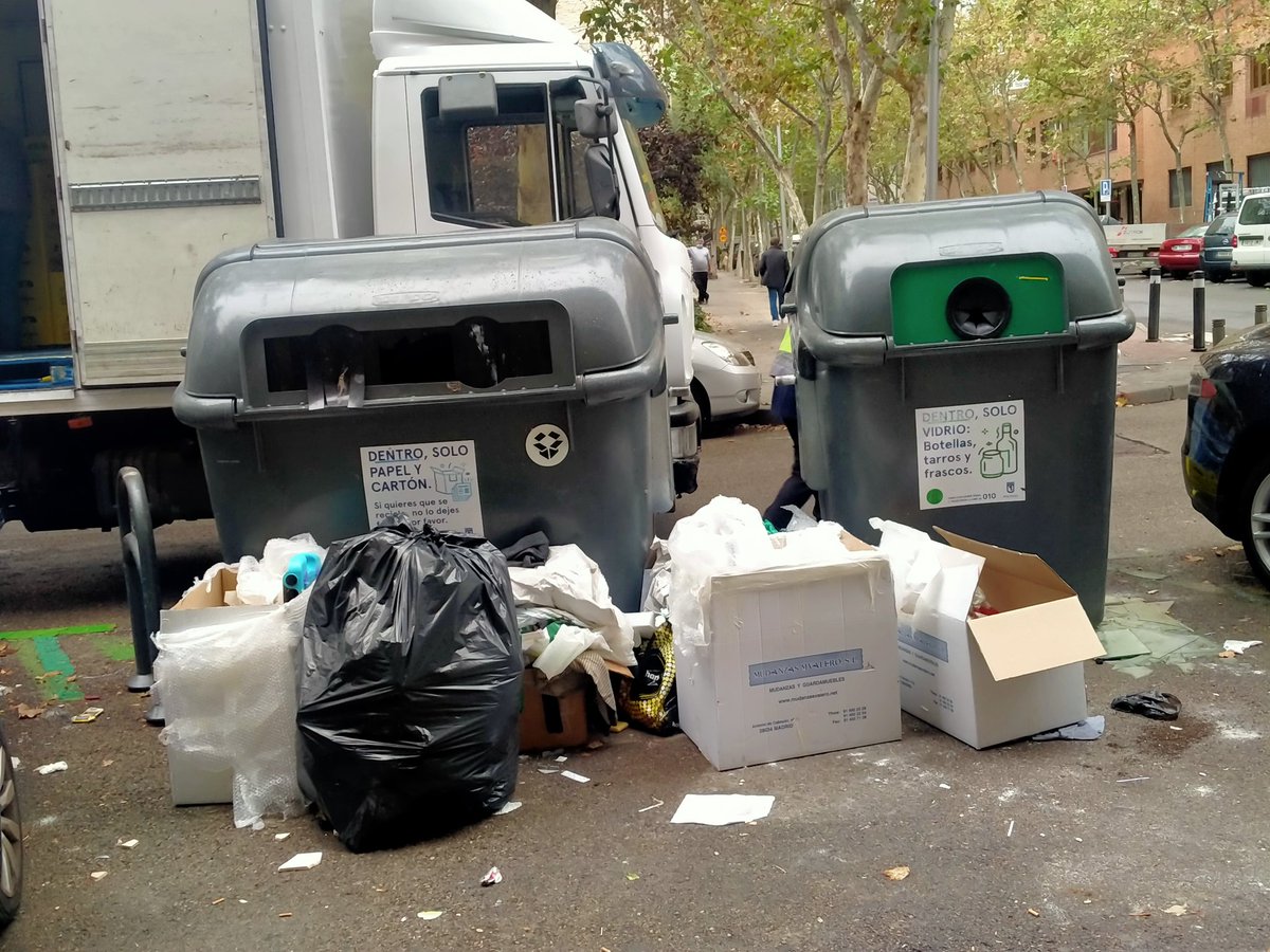 SocialRumbo's tweet photo. Lo habitual en #Tetuan: #basura acumulada en c/Aviador Zorita 25 ¿No decía @MADRID tener un #PlanIntegralLimpieza? @Lineamadrid @bpinedo @bcarabante @Tetuanero1 @asocvec4Ctetuan @Pasabap19669444 @tono58 @SOSBravoMurillo @redbellasvistas @aa_1mayo_Tetuan @mas_tetuan @Torrelas https://t.co/ZXMyOKUheA
