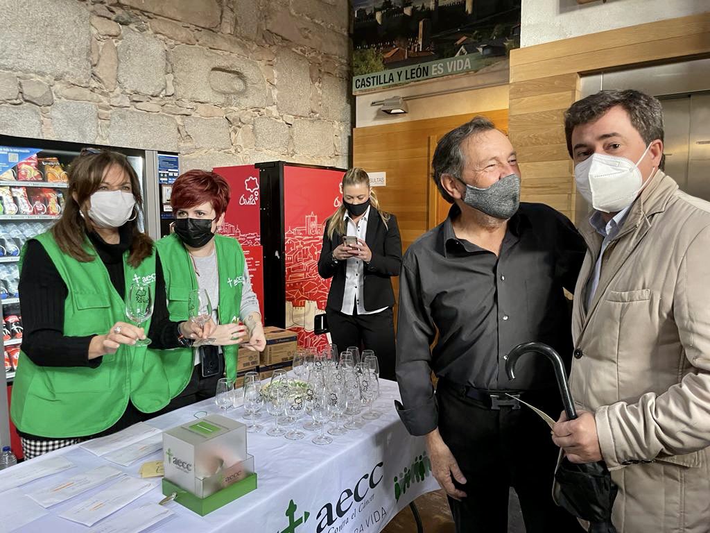 🍷 El diputado de #DesarrolloRural, <a href="/JesusSolosancho/">Jesús Martín García</a>, participó ayer en la cata organizada en la Muralla de #Ávila por <a href="/asa_avila/">Sumilleres avila</a> en favor de <a href="/ContraCancerAV/">AsociacionContraelCáncerÁvila</a>. 
🍇 Un evento que fue todo un éxito y que refrendó el prestigio de los <a href="/VinosdeCebreros/">D.O.P. Cebreros</a> que impulsa la Diputación.