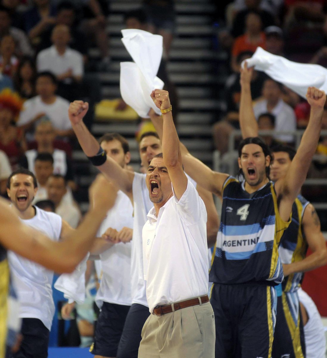 RetroCABB's tweet photo. ¡Hoy cumple @ssergioh!

Dirigió 11 años la Selección en dos procesos: 2005 a 2010 y 2015 a 2021. Estuvo en tres Mundiales y tres Juegos Olímpicos. Fue Bronce olímpico en Beijing 2008, Subcampeón del Mundo en China 2019 y Oro Panamericano en Lima 2019.

¡Felicidades Oveja! 🎂🐏 https://t.co/9yBBHcQmgs