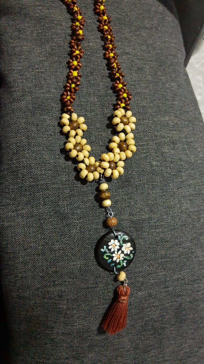 shahida1001's tweet photo. Collar elaborando a mano en madera y dije pintado rústico sobre madera de coco. #ARTE SOV https://t.co/wRXdkaiVtC