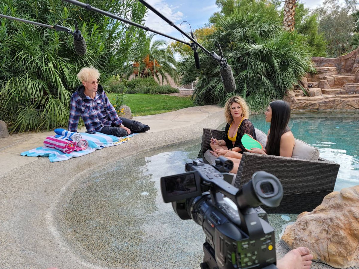 mileslong4real's tweet photo. Great Monday Funday! Another AMAZING interview with incredible Magician @MurraySawChuck @TeriLondon7 &amp; @AudreyLazzara for the @LingerieFC Network! I can't WAIT to go see his show now, and his upcoming live special on Nov 15th as well! https://t.co/HvPquQCL8z