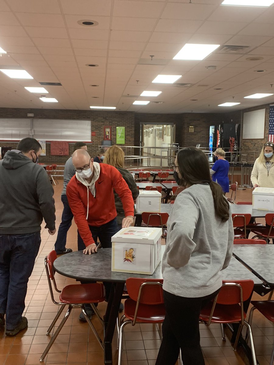 It was exciting to work with <a href="/HancockCoHS_KY/">Hancock County HS</a> educators on developing #STEMCS learning experiences! We experienced hypothesis cubes, ranking tasks, and mathematical discourse using the slow reveal graphs routine! <a href="/GRRECKY/">GRRECKY</a>