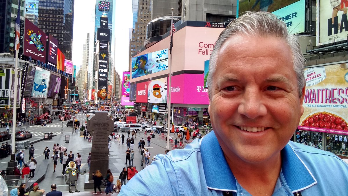 BeesSocialTVcom's tweet photo. #NFTNYC2021 #TheSWARMisComing Here all week! 1st 20 to snap a pic with me, get BEES whitelisted all other pics in for a random draw (10) all retweets of this will be in for more on Friday's T-Ray show! #NFTNYC @Crypto_Swarm https://t.co/ywNqLmpVYA
