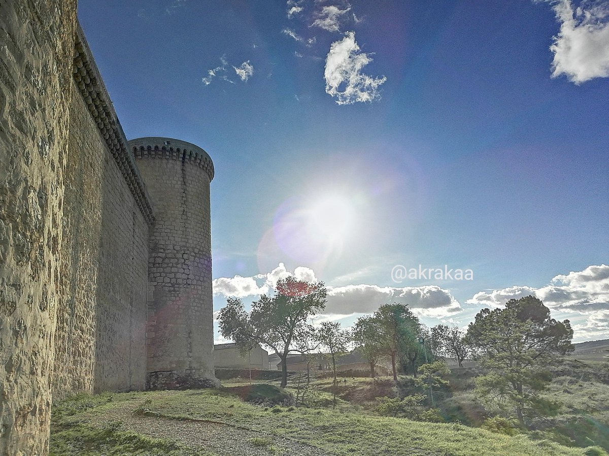 akraka's tweet photo. Día para cumplir con la tradición, ver a la familia y recordar a quienes ya no están entre nosotros.
#Torrelobaton #Valladolid #España #castillo #castle #Spain #viajar #travel #sinfiltros
@CyLesVida @turvalladolid @Castilla_1520 @Comuneros500
@CylTurismo https://t.co/jYOKlEipKA