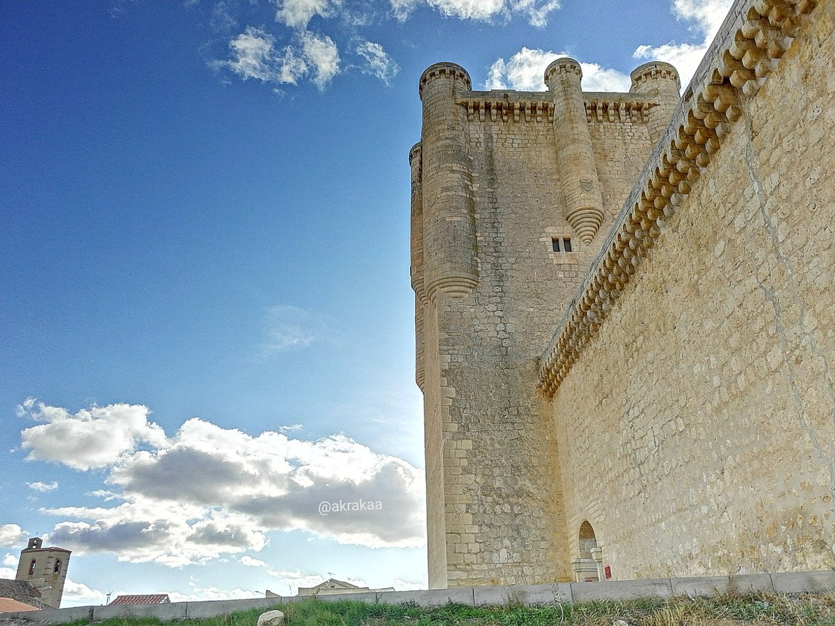 akraka's tweet photo. Día para cumplir con la tradición, ver a la familia y recordar a quienes ya no están entre nosotros.
#Torrelobaton #Valladolid #España #castillo #castle #Spain #viajar #travel #sinfiltros
@CyLesVida @turvalladolid @Castilla_1520 @Comuneros500
@CylTurismo https://t.co/jYOKlEipKA