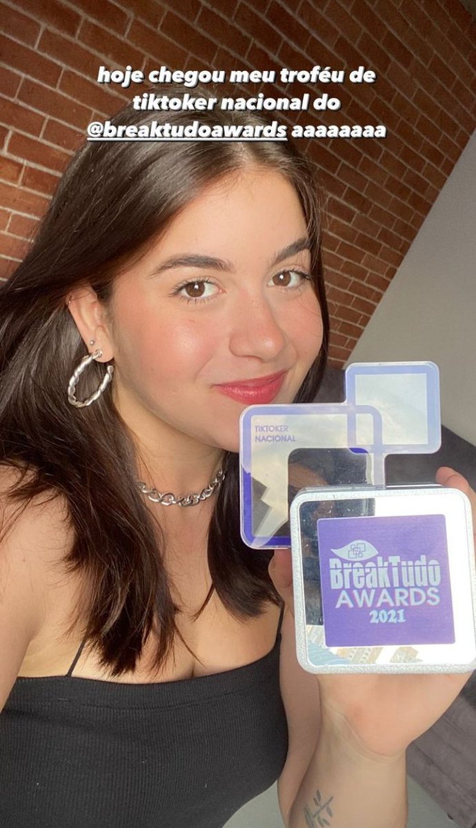 sofiasantinobr's tweet photo. O troféu de Tiktoker Nacional do BreakTudo Awards já chegou na casa da Sofia! É simplesmente perfeito, não conseguimos descrever a sensação de realização que estamos sentindo 💙

Sofia via Instagram Stories (sofiasantino). https://t.co/wlJ2GreK0L