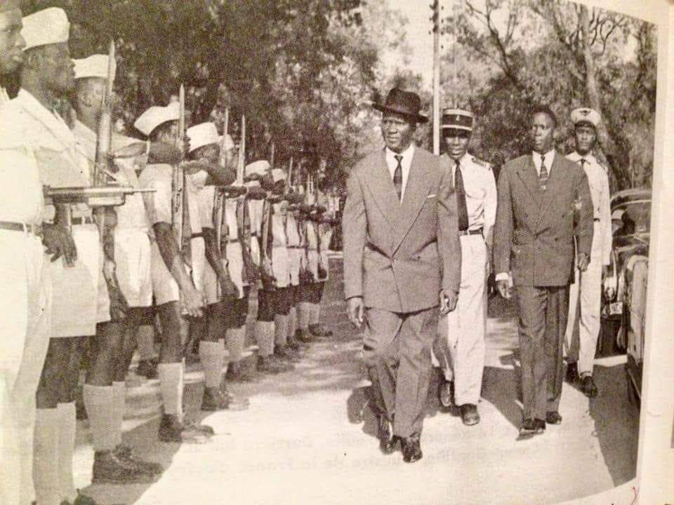 CRÉATION DE L'ARMÉE NATIONALE DE LA REPUBLIQUE DE GUINEE.

Le 1er novembre 1958 de gauche à droite : le Président Ahmed Sékou TOURÉ, le Général Noumandjan KEITA (encore Capitaine) chef d'état-major général des armées, le Camarade N'Famara KEITA Membre du Bureau Politique du PDG,