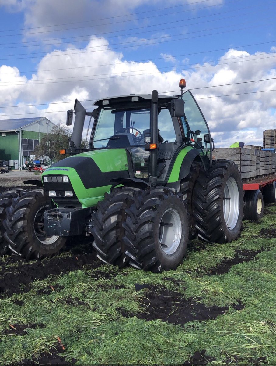 eekfarms's tweet photo. We moved into another #carrot field yesterday which is wet, so my #DeutzFahr got her front tires #dualled up #harvest2021 #EekFarms #HollandMarsh #KingTownship #YorkRegion #OntAg #feedingpeople #SpecialtyCropArea #commercial #growers https://t.co/jG5IRK6WCl