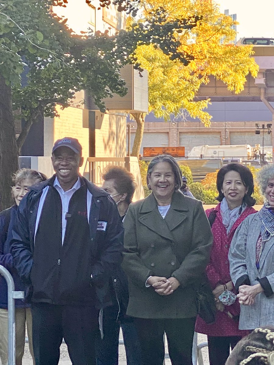 setochungster's tweet photo. Thank you, @ericadamsfornyc for being in LES to listen to concerns of residents. Grateful to @DaisyPaezLES for invite. Thanks to @jennylamlow for sharing our efforts to provide @rethinkfood to seniors & families in the community. Great to see our friend @CarlinaRivera #Vote4Eric https://t.co/h3HpUmpSQo