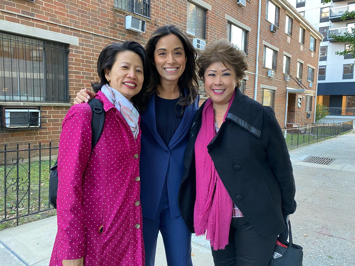 setochungster's tweet photo. Thank you, @ericadamsfornyc for being in LES to listen to concerns of residents. Grateful to @DaisyPaezLES for invite. Thanks to @jennylamlow for sharing our efforts to provide @rethinkfood to seniors & families in the community. Great to see our friend @CarlinaRivera #Vote4Eric https://t.co/h3HpUmpSQo