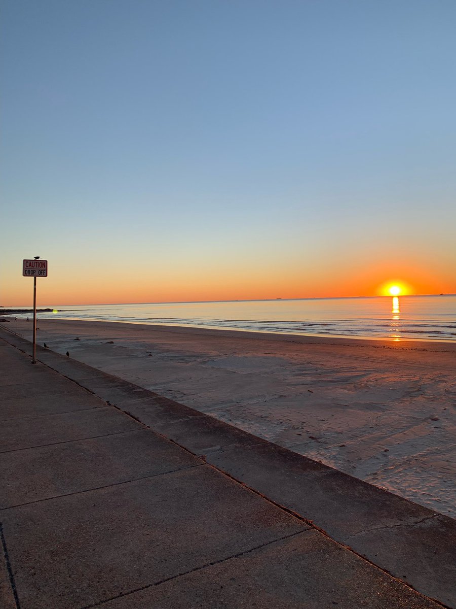 UTMB_Pathology's tweet photo. Perfect conditions to water ski after sign out! #UTMBpathology #Galveston https://t.co/OmkssNfznE