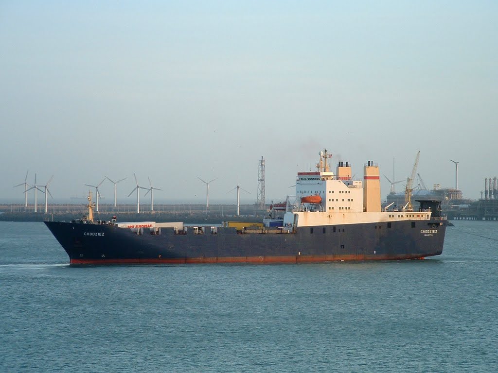 AShipADay1's tweet photo. Ro-Ro Chodziez in Zeebrugge, January 2005. https://t.co/iZvp1jjT0R