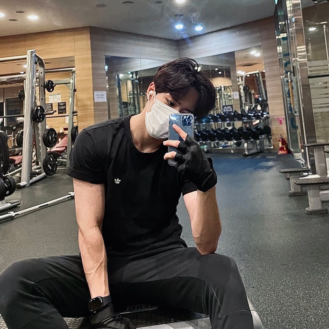 galacticwang's tweet photo. Gym time. https://t.co/VWcTd2pcLD