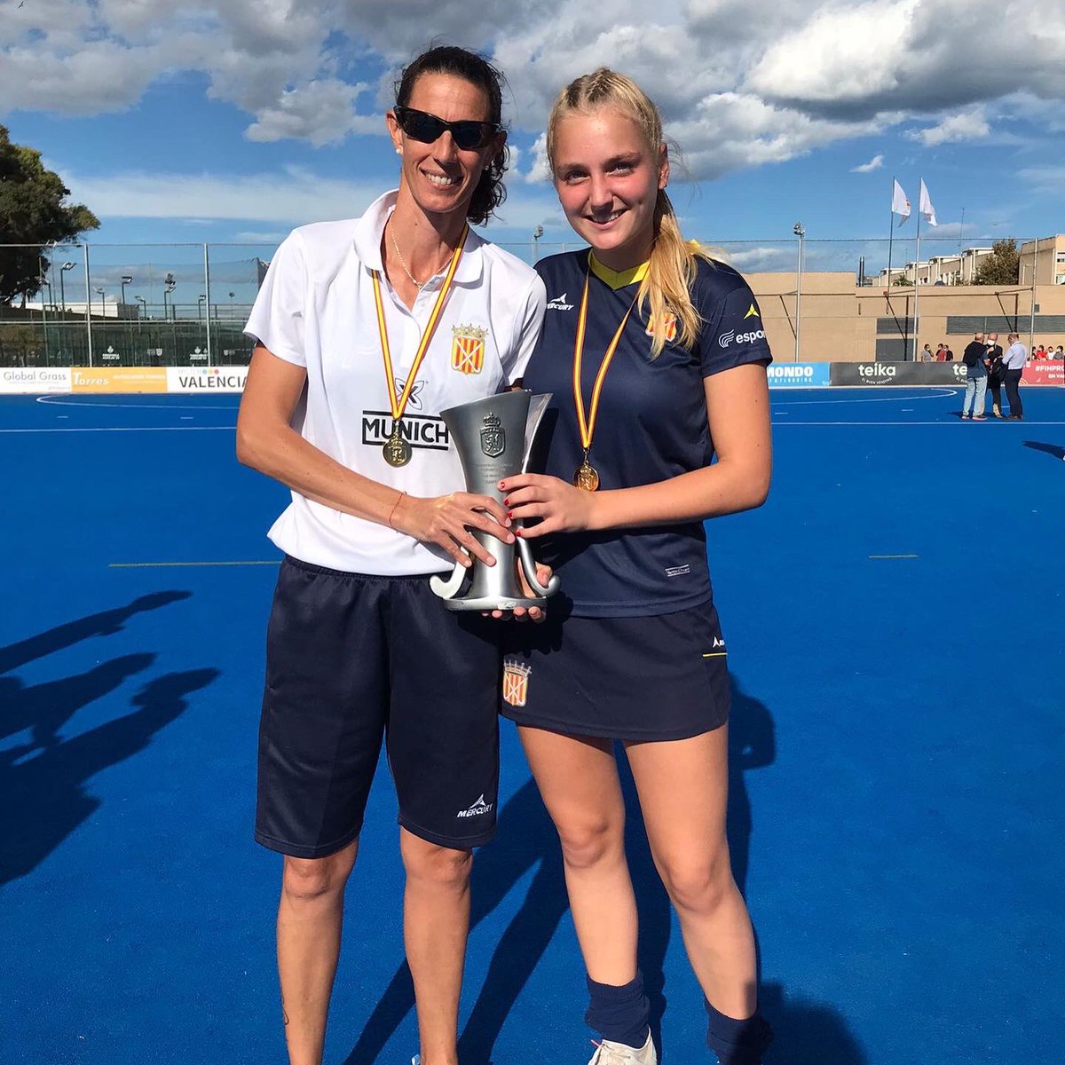 franco_julieta's tweet photo. 🔵🔴Felicidades @fcdehockey por el doblete 🏆.
👉🏻En particular a los nuestros: Luna O, Flavia Rosso ( staff Fem) , Nico L, Alvaro H.
CAMPEONES!
#LineaFemRcpolo
@RCPoloBarcelona https://t.co/WWySPth5UZ