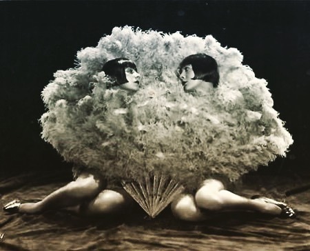 CM_Fragrance's tweet photo. I’m your biggest fan!
Photo: Ziegfeld Follies, NYPL Archives
#fans #burlesque #cabaret #queerolfaction https://t.co/WgJpVqgPvq https://t.co/ICDLpcTtAB