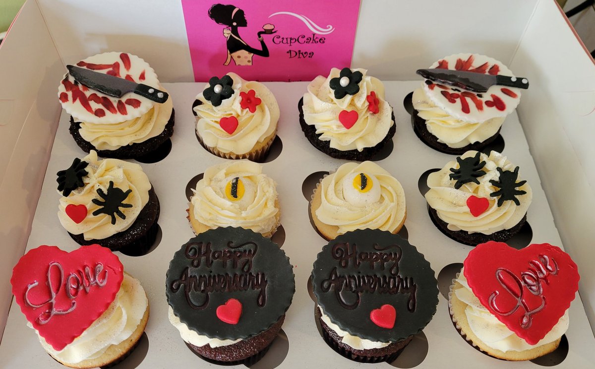 only1ccdiva's tweet photo. Wedding Anniversary/Halloween themed Cupcakes #servingupsweetnesswithstyle #bestcupcakesrva #cupcakedivarva #ccdiva.com #chocolatecupcakes #vanillacupcakes https://t.co/vH7ySODYwJ