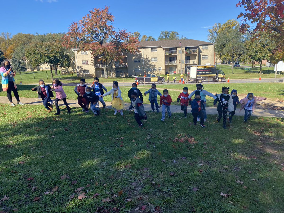 Ms_Deloatch's tweet photo. A great pumpkin patch day for Kindergarten! #cutestpumpkinsatthebranch https://t.co/U9XvT2MAH0