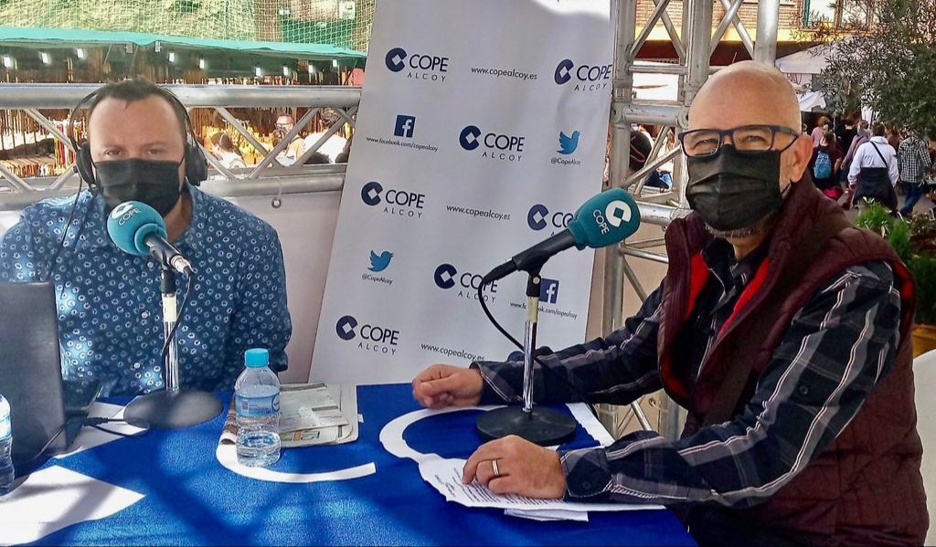 CCFTS's tweet photo. Como cada año nuestro coordinador Raúl Belda ha estado en la @Fira_Cocentaina dando difusión a la celebración el próximo dia 13 de noviembre del XLI #CertamenCoral
#41CCFTS #VPREMIFIRACOR #Coros #CCFTS #musicacoral #Cocentaina #Fira2021 #culturasegura @CopeAlcoy @RadioCocentaina https://t.co/UJpeBE7l2m