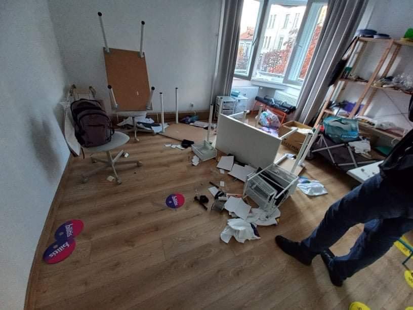 Portes_Thomas's tweet photo. En Bulgarie un centre LGBT vient d’être attaqué par Boyan Rasate, chef d’un groupe de néonazis, et candidat à la présidentielle. Il se présente comme admirateur du ministre de la défense bulgare pronazi des années 1930, Hristo Lukov. Le gouvernement bulgare n’a pas condamné. https://t.co/VDThyyA7wF