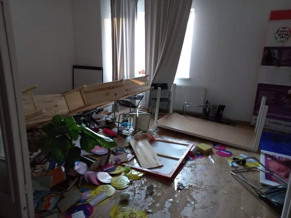 Portes_Thomas's tweet photo. En Bulgarie un centre LGBT vient d’être attaqué par Boyan Rasate, chef d’un groupe de néonazis, et candidat à la présidentielle. Il se présente comme admirateur du ministre de la défense bulgare pronazi des années 1930, Hristo Lukov. Le gouvernement bulgare n’a pas condamné. https://t.co/VDThyyA7wF