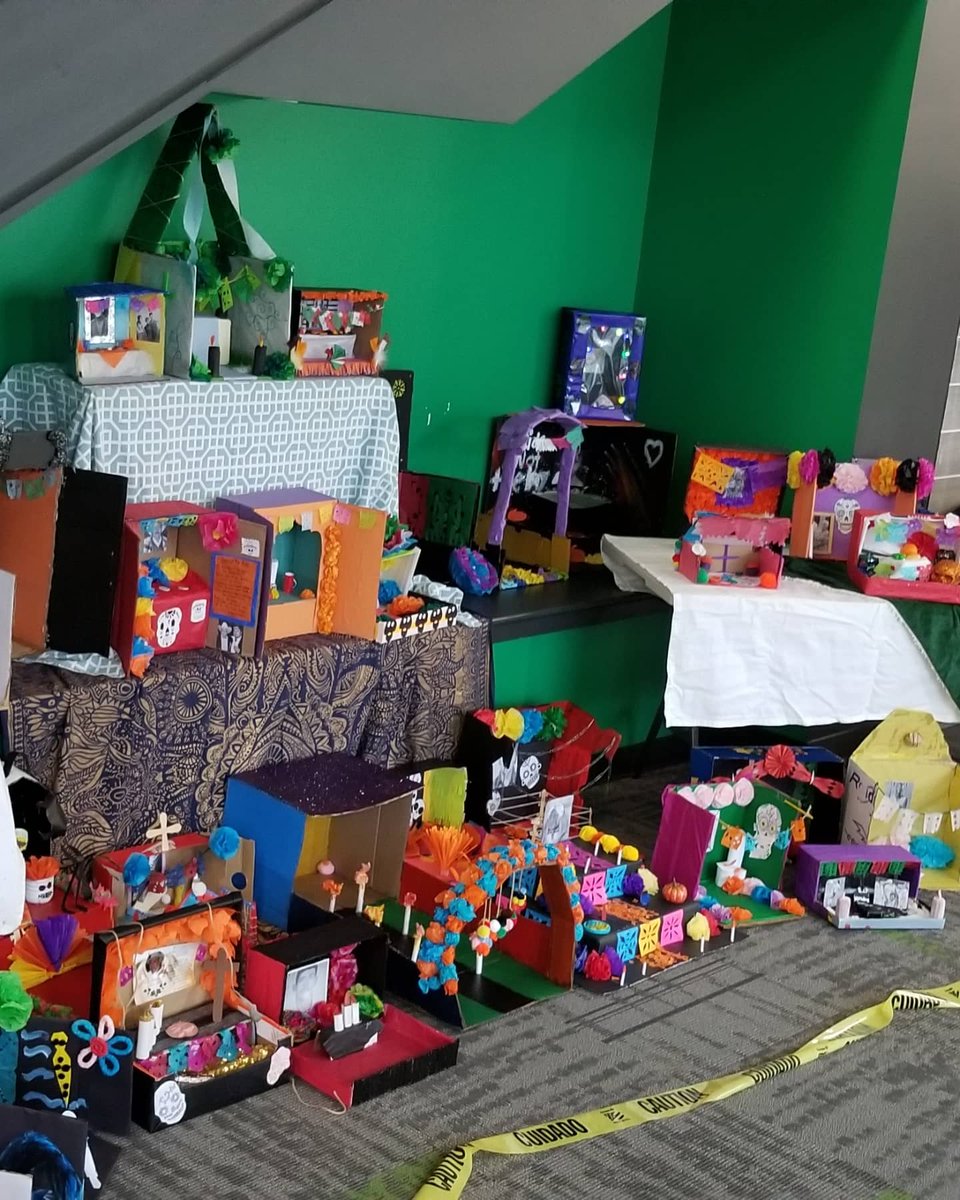 frodriguezart's tweet photo. Austin Dia de Muertos Altar!!
🏵🌸💀🌼
¡Feliz de Muertos!
@AHSWraparound @AustinMustangs @HISDFineArt @EastEndHou 
#diademuertos #DiaDeLosMuertos 
#DayOfTheDead https://t.co/AvXXDacEwg