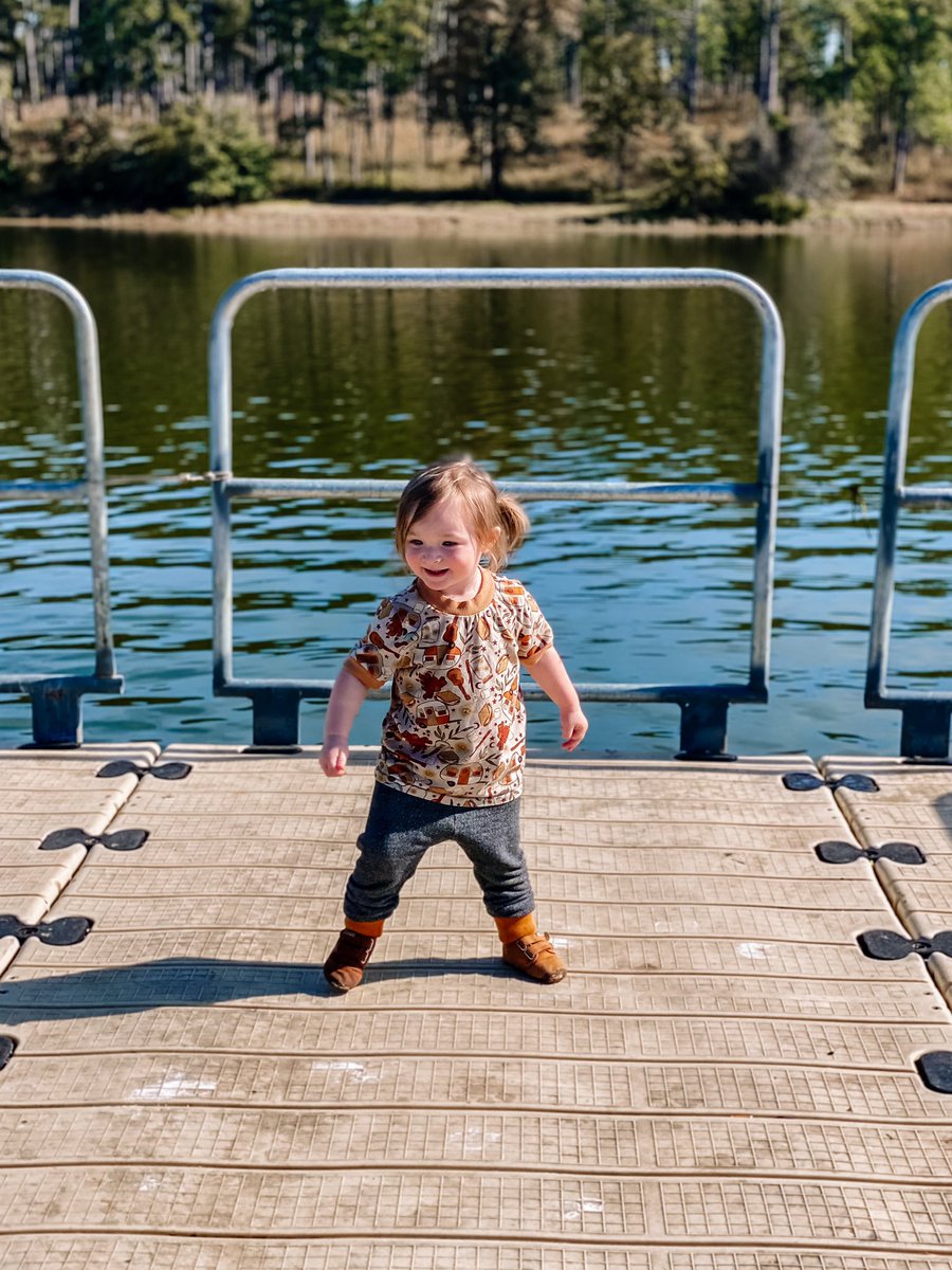 shiref0lk's tweet photo. Lake zoomies with my mini 🥰 https://t.co/ofA2IteS26