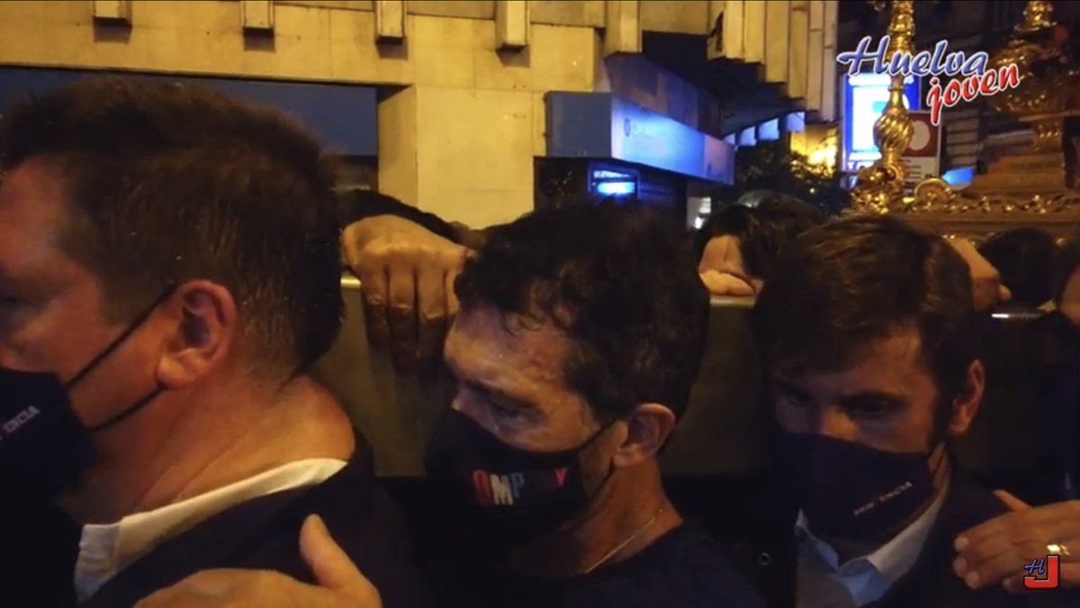 Captamos al gran actor malagueño <a href="/antoniobanderas/">Antonio Banderas</a> bajo el trono de <a href="/lasentencia/">La Sentencia Málaga</a> en la Magna del pasado sábado 30 acompañado de <a href="/AgrupacionVR/">Virgen de los Reyes</a> ¡VÍDEO AQUÍ! 👉🏻 youtu.be/MZIwjfXLyts 👈🏻