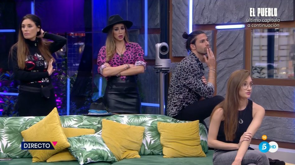 SecretStory_es's tweet photo. Adara, a Cristina: "Ahora sois mejores amigas y unas hipócritas"
Cristina: "Tú también hablabas de Sandra, yo también puedo cambiar de apoyos" #SecretUH14 https://t.co/NAnIDkgOvf