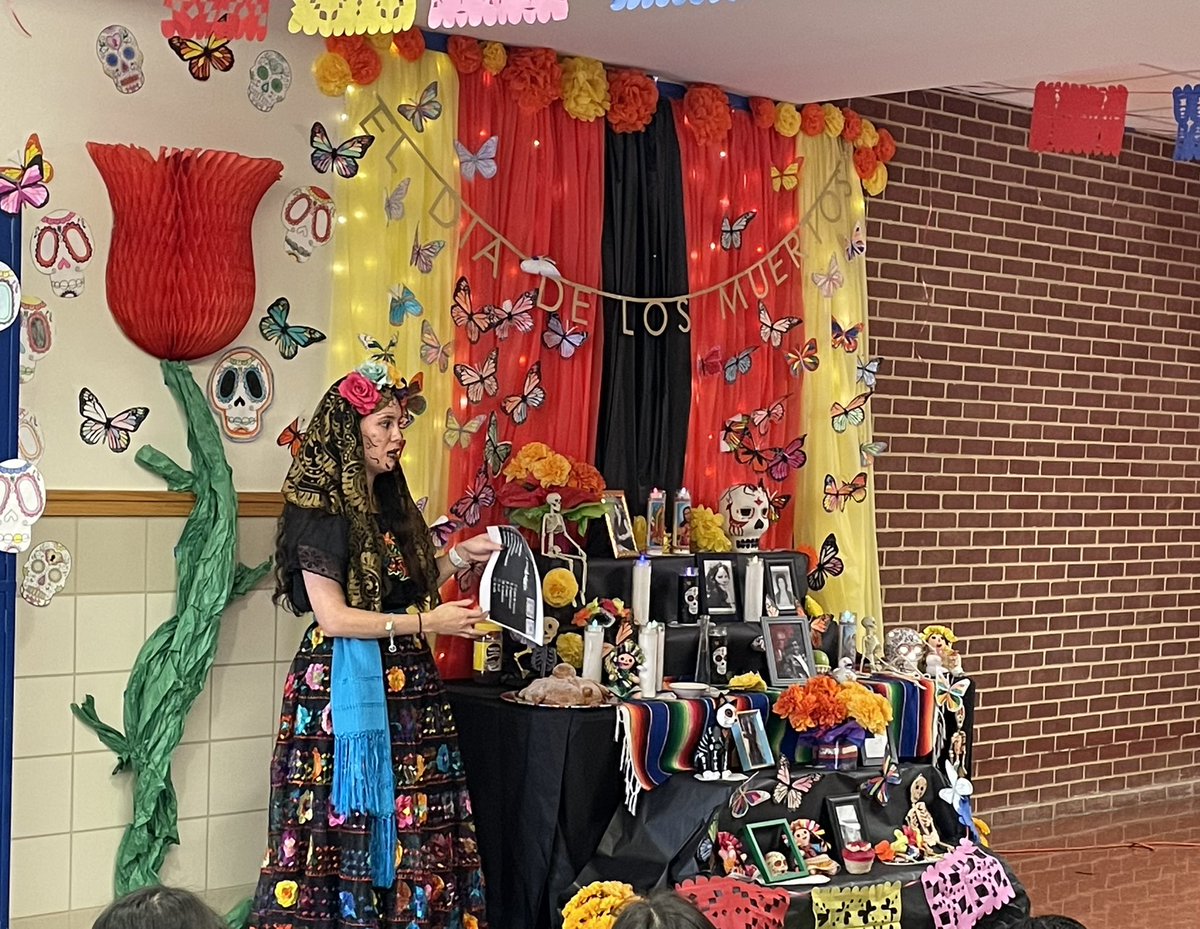 Felíz día de los muertos! #langchat <a href="/FISD_WL/">FISD World Languages</a> <a href="/Cen10titans/">Centennial HS</a> #fisdlearns #fisd_wl #chswl #DiaDeMuertos #amazingteam