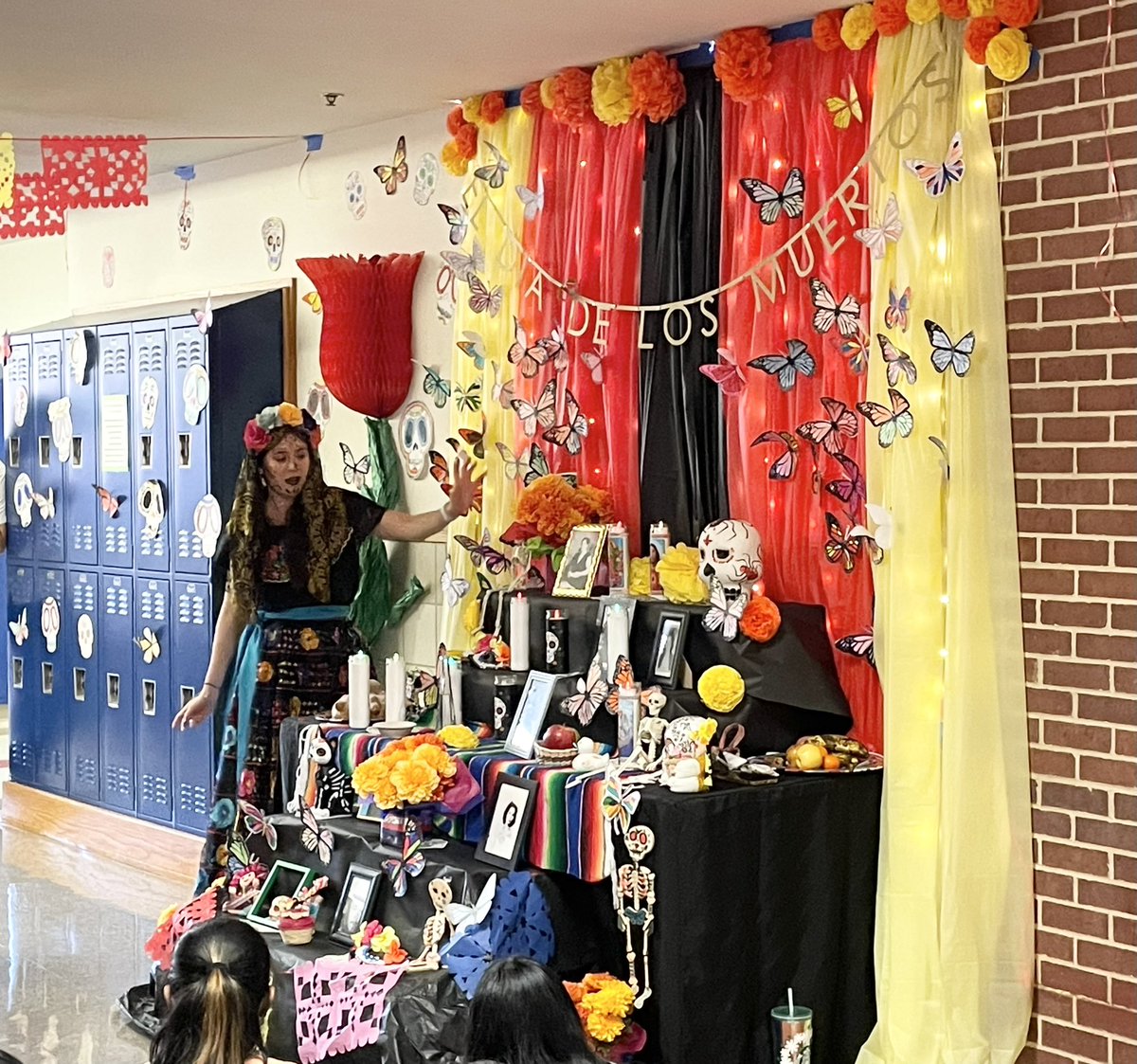 HernandezSenora's tweet photo. Felíz día de los muertos! #langchat @FISD_WL @Cen10titans #fisdlearns #fisd_wl #chswl #DiaDeMuertos #amazingteam https://t.co/ETuH0J0rJ5