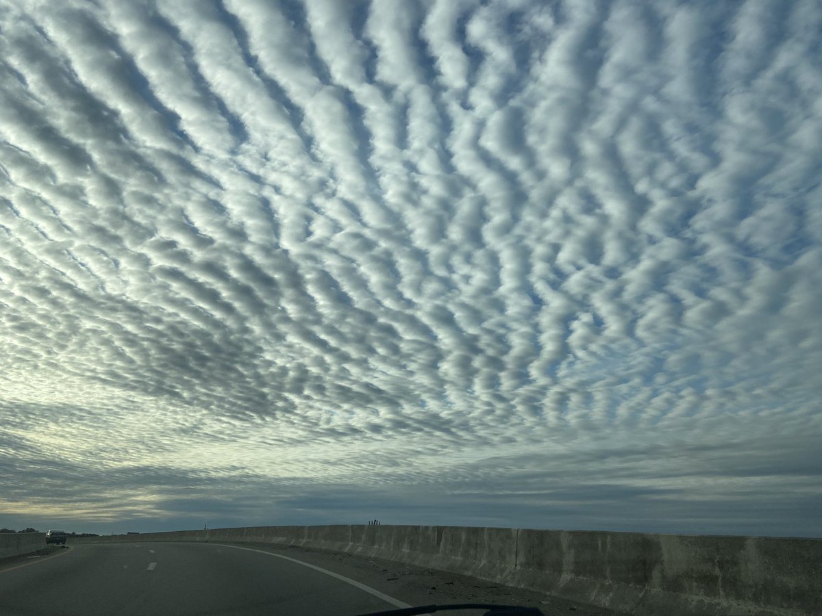 Christies291's tweet photo. Cool clouds from the Watterson &amp; Shelbyville Road area. @MarcWeinbergWX https://t.co/ljtRqi4Xj3