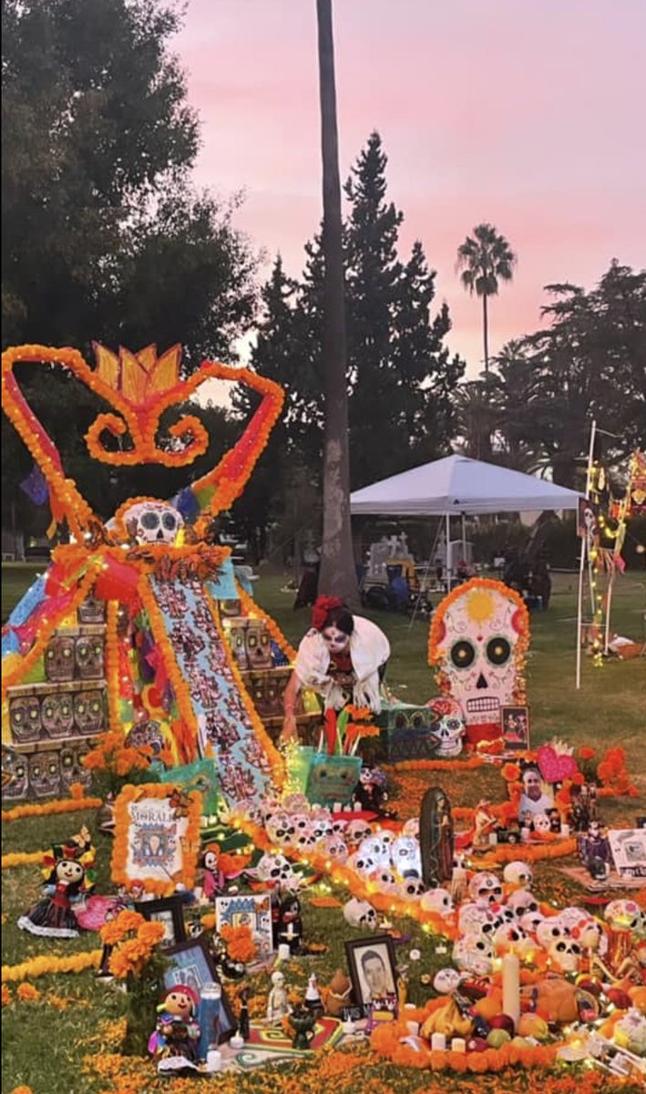 UNAM_LosAngeles's tweet photo. 🌻💀 Así se vivió el @ladayofthedead 2021 con #UNAMLA, @Soyelcharromexican, @LaCatrinaAndante, #EvaMalhotra, #KrishnaMalhotra y la comunidad latina de L.A., California.
¡Qué vivan nuestras tradiciones!
#UNAM #UNAMLA #UNAMInternacional #DayofTheDead #DíaDeMuertos https://t.co/iX023pQuYC