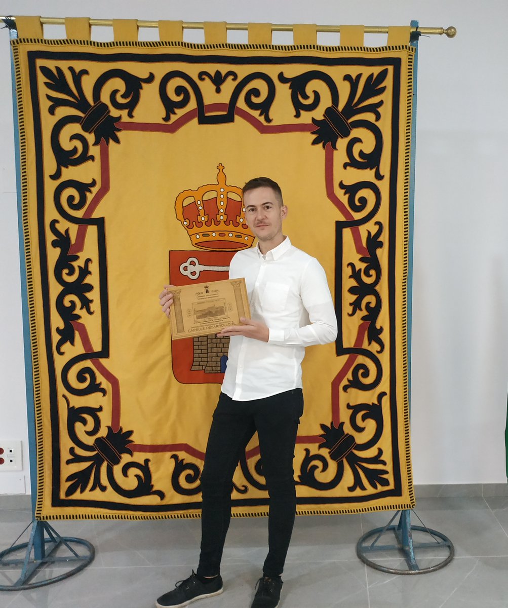 japenuela's tweet photo. ¡PROFETA EN MI TIERRA! El ayuntamiento de Villacarrillo, mi pueblo, me entregó ayer el Premio "Proyección nacional e internacional" en la II Gala de los Premios "Diversidad Empresarial" y no puedo estar más emocionado! https://t.co/58Gw40BF7Z
