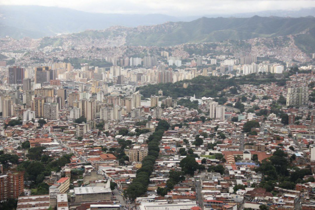 luciaeugenia's tweet photo. Caracas, que a diario nos estremece con su aura amorosa, con su luz particular, con su mágico Warairarepano de custodio, con sus múltiples refugios de despojo, con su Catedral y su Calvario, merece que todxs trabajemos para que sea una #CaracasEcológica 
Por eso, #YoCuidoCaracas https://t.co/qXcqdkxsoF